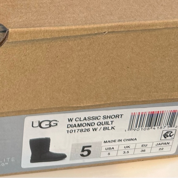 UGG Classic Short Diamond QuiltLeather Boots (Pre-Loved) - Picture 7 of 11
